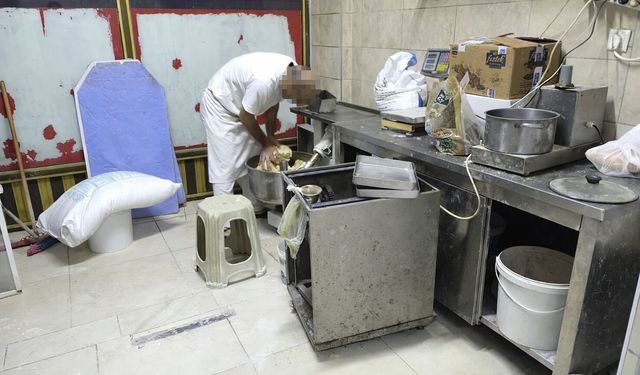 Tatlı Hamurunu Ayağıyla Çiğnedi