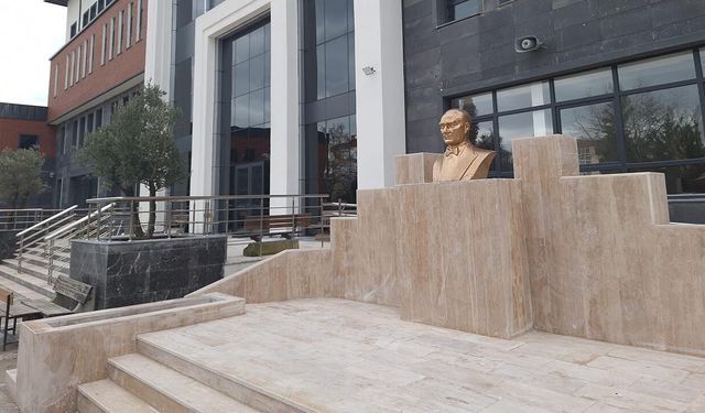 Yalova Lisesi’nde Atatürk Büstü Mezun Öğrencilerden