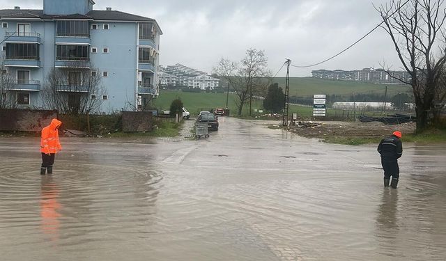 Yalova Belediyesi’nden Yağış Mesaisi