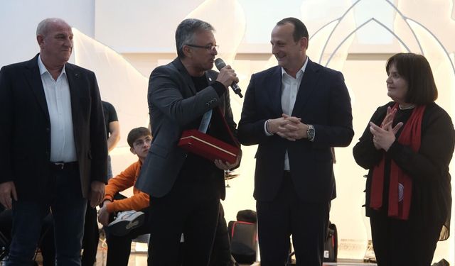 Çiftlikköy’de Grup Aydos’la Kadınlar Matinesi Fırtınası