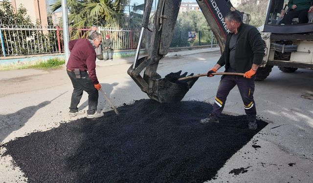 Çınarcık’ta Hasar Gören Yollara Sıcak Asfalt Müdahalesi