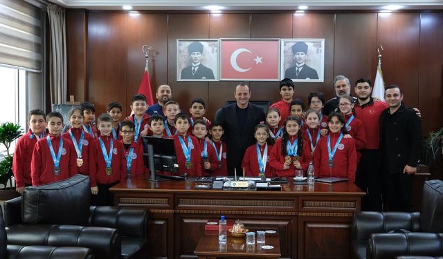 Şampiyonlar Kupalarını Başkan Yele’yle Paylaştı