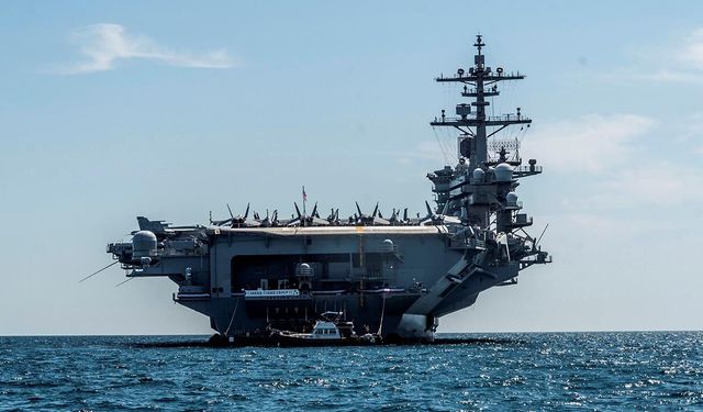 İran, ABD’ye ait USS Abraham Lincoln Uçak Gemisine Füze Saldırısı Düzenledi