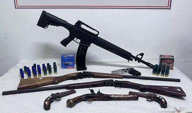 Jandarmadan Kaçamadı: Evinden Tarihi Tabancalar Çıktı