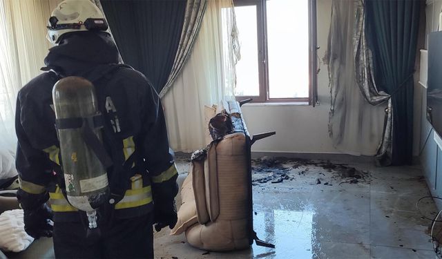 Kanepe ve Perdeler Alev Aldı, Komşular Seferber Oldu