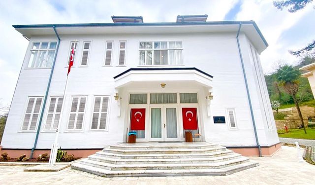 Atatürk Köşkü Bayrama Hazır