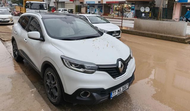 Şehit Ömer Faydalı Caddesi Çamur Deryasına Döndü