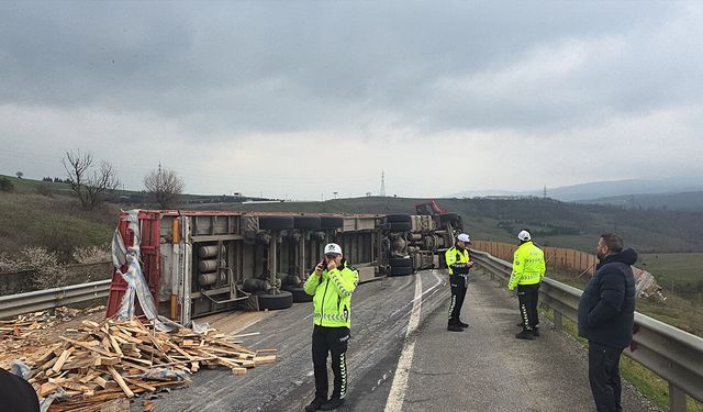 Yalova Süpürgelik Mevkinde Tır Devrildi