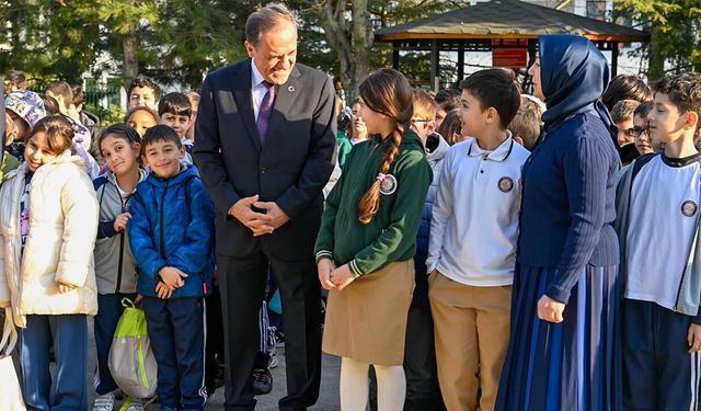 Vali Usta, Öğrencilerle İstiklal Marşı’nı Okudu