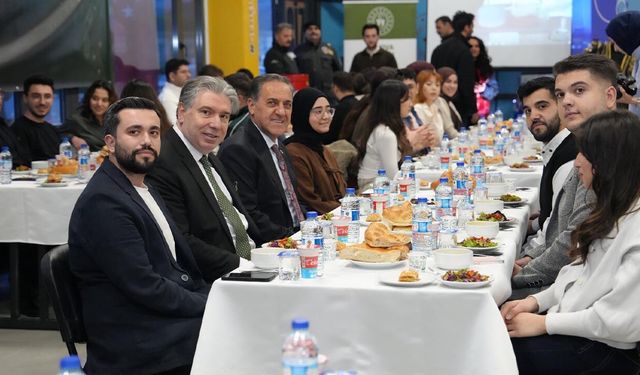Vali Usta ve Bahçekapılı Öğrencilerle İftar Yaptı