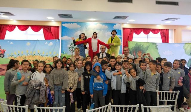 Altınova’da Dünya Tiyatro Günü Renkli Anlamlı Görüntülere Sahne Oldu