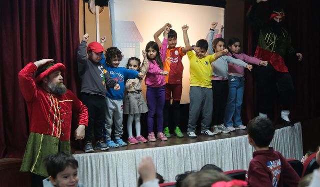 Çiftlikköylü Çocuklar ‘Dev Gölge Hacivat Karagöz’le Ramazan’a Veda Etti