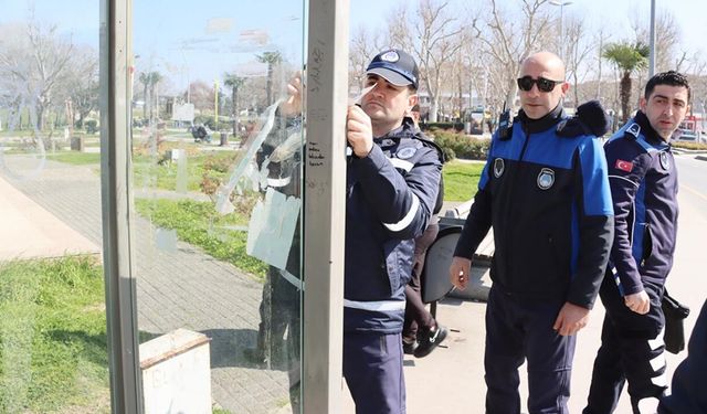 Otobüs Duraklarındaki İzinsiz Afişlere Zabıta Müdahalesi