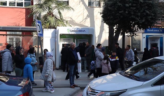 Yalova’da Banka Önlerinde Uzun Kuyruklar Oluştu
