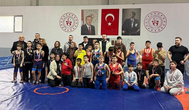 Altınova’nın Minik Güreşçileri Yalova Şampiyonası’na Damga Vurdu