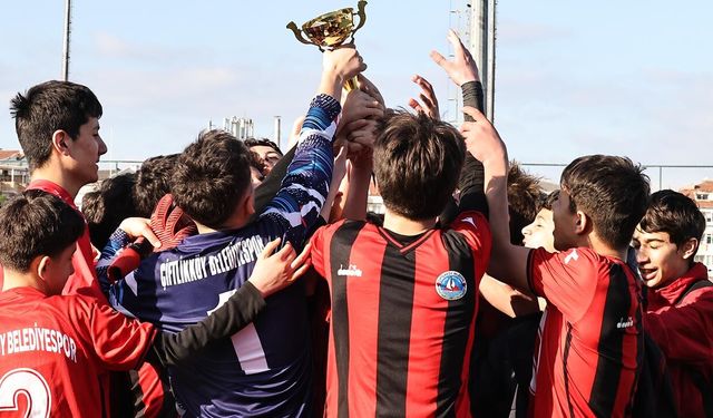 U-14’lerde Şampiyonluk Kupası Çiftlikköy Belediyespor’un