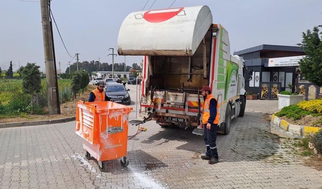 Altınova’da Konteynırlar Dezenfekte Ediliyor