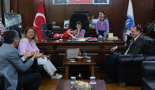 Çiftlikköy’de Çocuklar Başkanlık Koltuğuna Geçti