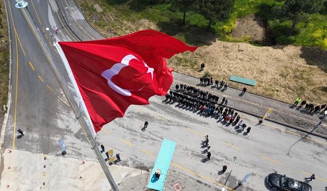 Dev Türk Bayrağı Törenle Göndere Çekildi