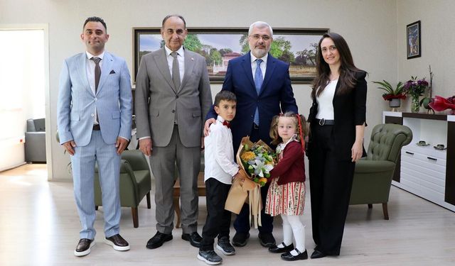 Altınovalı Öğrencilerden “1000 Parmak İzli Türkiye Haritası”