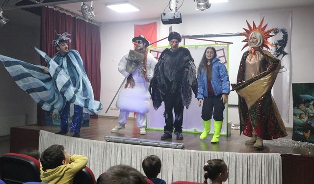 Çiftlikköy Belediyesi Tiyatroyu Okullara Taşıyor