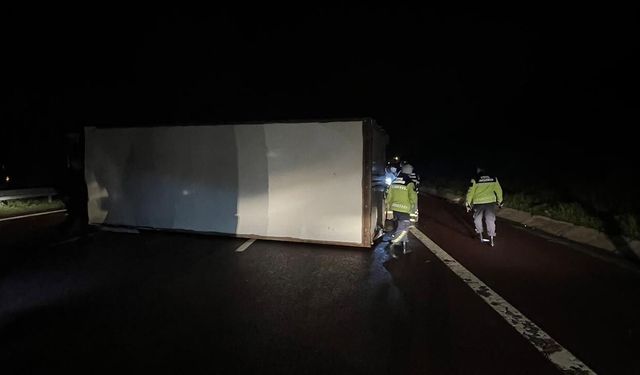 Yatan Kamyonun Sürücüsü Çiftlikköy İtfaiyesi Tarafından Kurtarıldı