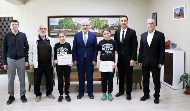 “Nasıl İnanmalı?” Sorusuna Yalova’da Ödüllü Yanıt: Öğrenciler Başarı Belgelerini Aldı