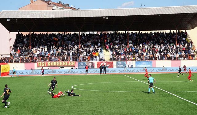 Hem Şampiyonluk Hem de Küme Düşme Hattında Büyük Çekişme