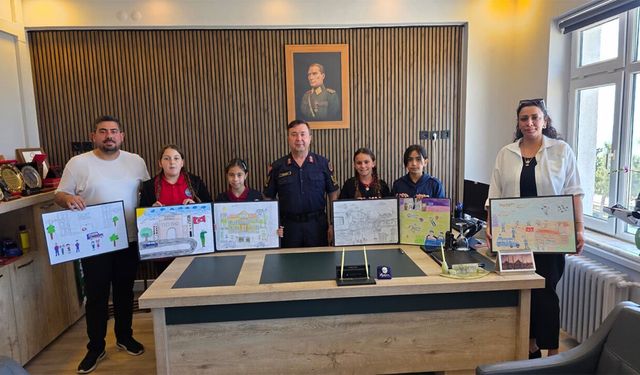 Esenköy’de Öğrencilerden Jandarmaya Anlamlı Ziyaret