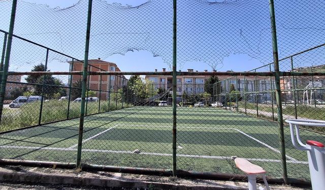 TOKİ Halı Sahası Savaştan Çıkmış Gibi
