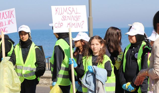Çiftlikköylü Öğrencilerden Mokamp Sahilinde Temizlik Seferberliği