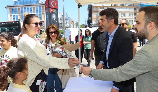 Yalova Belediyesi Anneleri Çiçeklerle Karşıladı