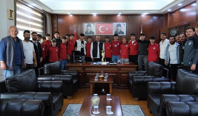 Adil Yele, Şampiyonları Ağırladı