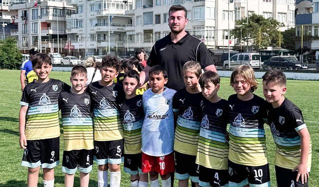 Yalovagücü Bir Günde Üç Kupa Kaldırdı