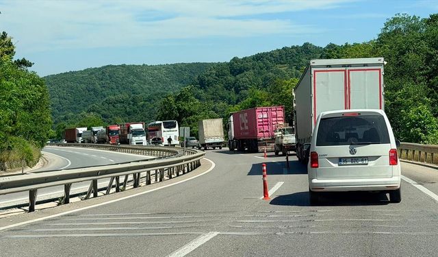 Arızalanan Otomobil, Yalova-Bursa Karayolunu Kilitledi