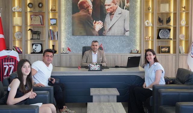 Tavşan başarılı tenisçiyi ağırladı
