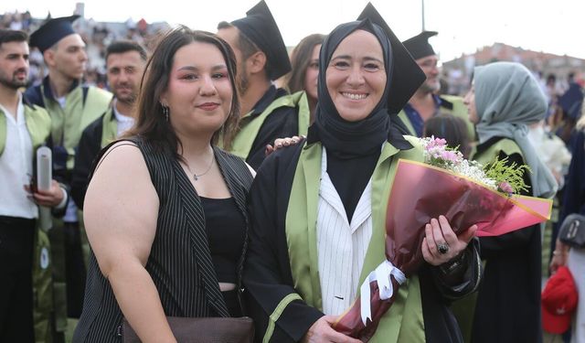 Anne Mezun Oldu, Kızı Yalova Üniversitesi’nde Eğitimine Devam Ediyor