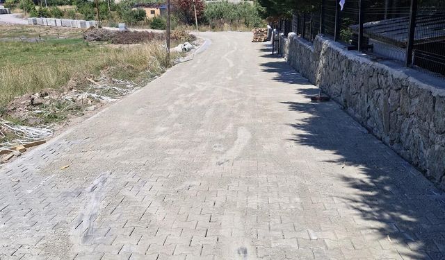 Köy Yollarında Kilitli Parke Çalışmaları Sürüyor
