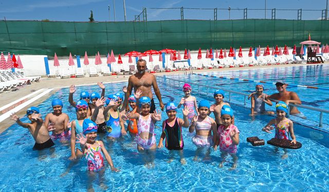 Minik Sporcular Çiçek Havuz’da Geleceğe Kulaç Atıyor