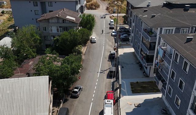 Çiftlikköy’de Yenilenen Caddelere Yol Çizgileri Çekiliyor