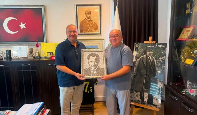 Vefa Salman’dan Başkan Kurt’a Atatürk Portresi Hediyesi
