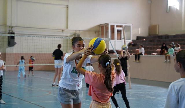 Kadıköy’de Voleybol Eğitimleri Tüm Hızıyla Sürüyor