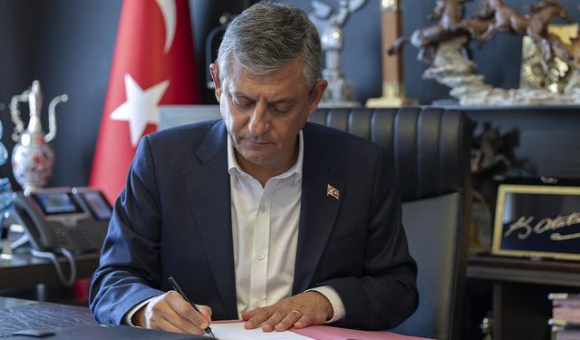Özgür Özel ve 90 Milletvekili CHP’den İstifa Etti