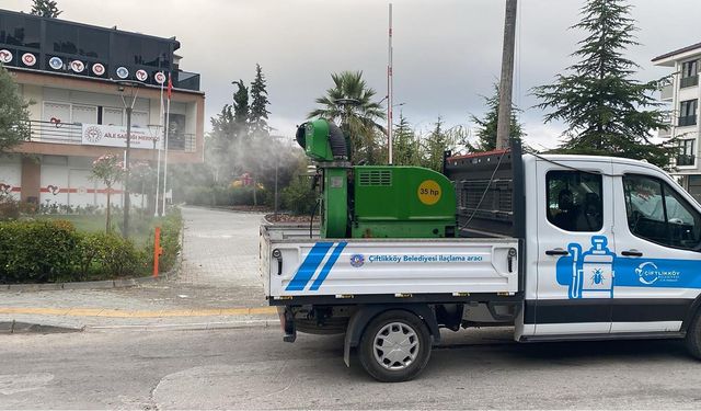 Çiftlikköy Belediyesi’nden Yeşil Alanlarda İlaçlama Çalışması