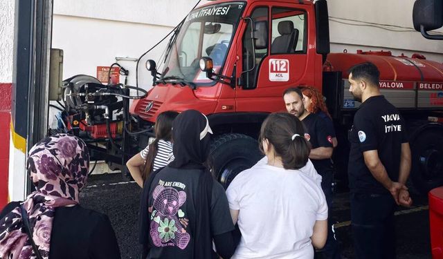 Yalova'da Yaz Okulu Öğrencileri İtfaiyecilik Mesleğini Yakından Tanıdı