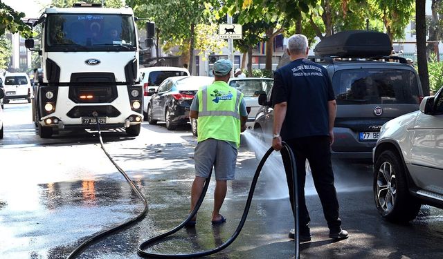 Yalova’da Sokaklar Tazyikli Suyla Yıkanıyor