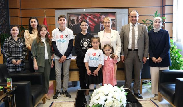‘Bilimin İzinde, Çocuklarımızın Yanındayız’