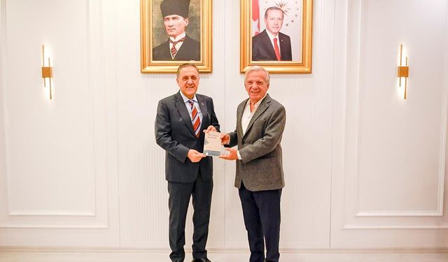 Koçal’dan Vali Usta’ya ‘Bir Şehri Sevmek’ Takdimi