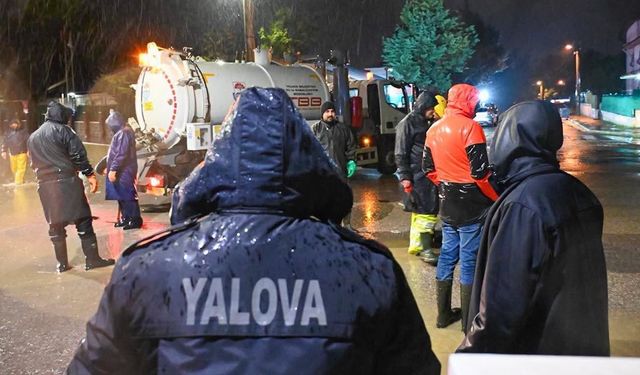 Yalova Belediyesi Ekipleri Gece Boyunca Sahada Görev Yaptı