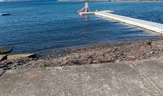 Yalova’da Denize Kırmızı Renkli Sıvı Döküldü